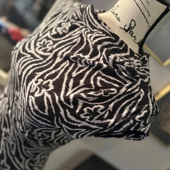 Stunning silhouette, high neck, front slit with built in slip - Picture 4 of 7